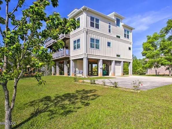 123 Lakewood Dr, Waveland, MS 39576