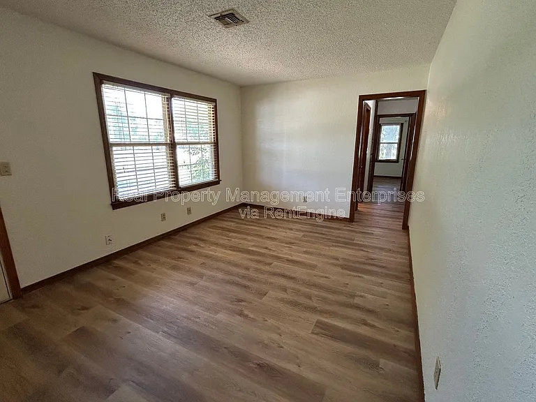 204 Wolf Ln — Photo 8