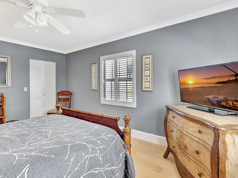 701 Avenue L — Photo 15