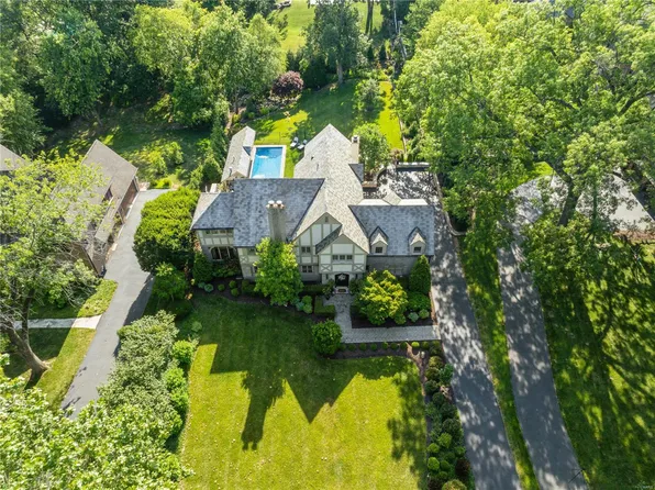 38 Fair Oaks Dr, Saint Louis, MO 63124