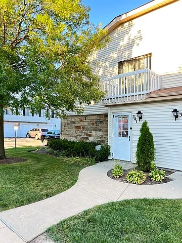 3 bed, 1125 sqft, $2,400 — Photo 1