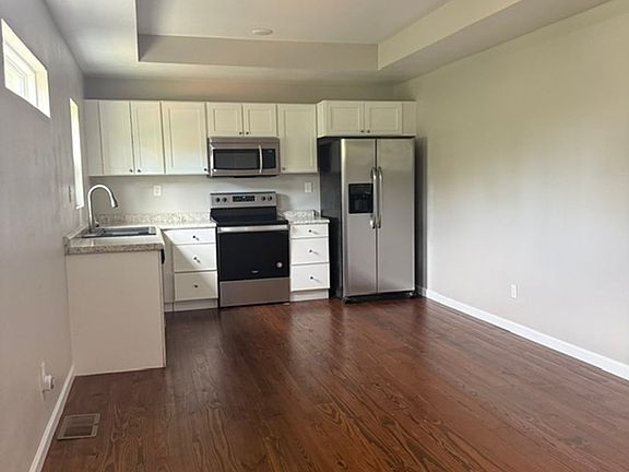 4th image of 758 Parklawn Ct
