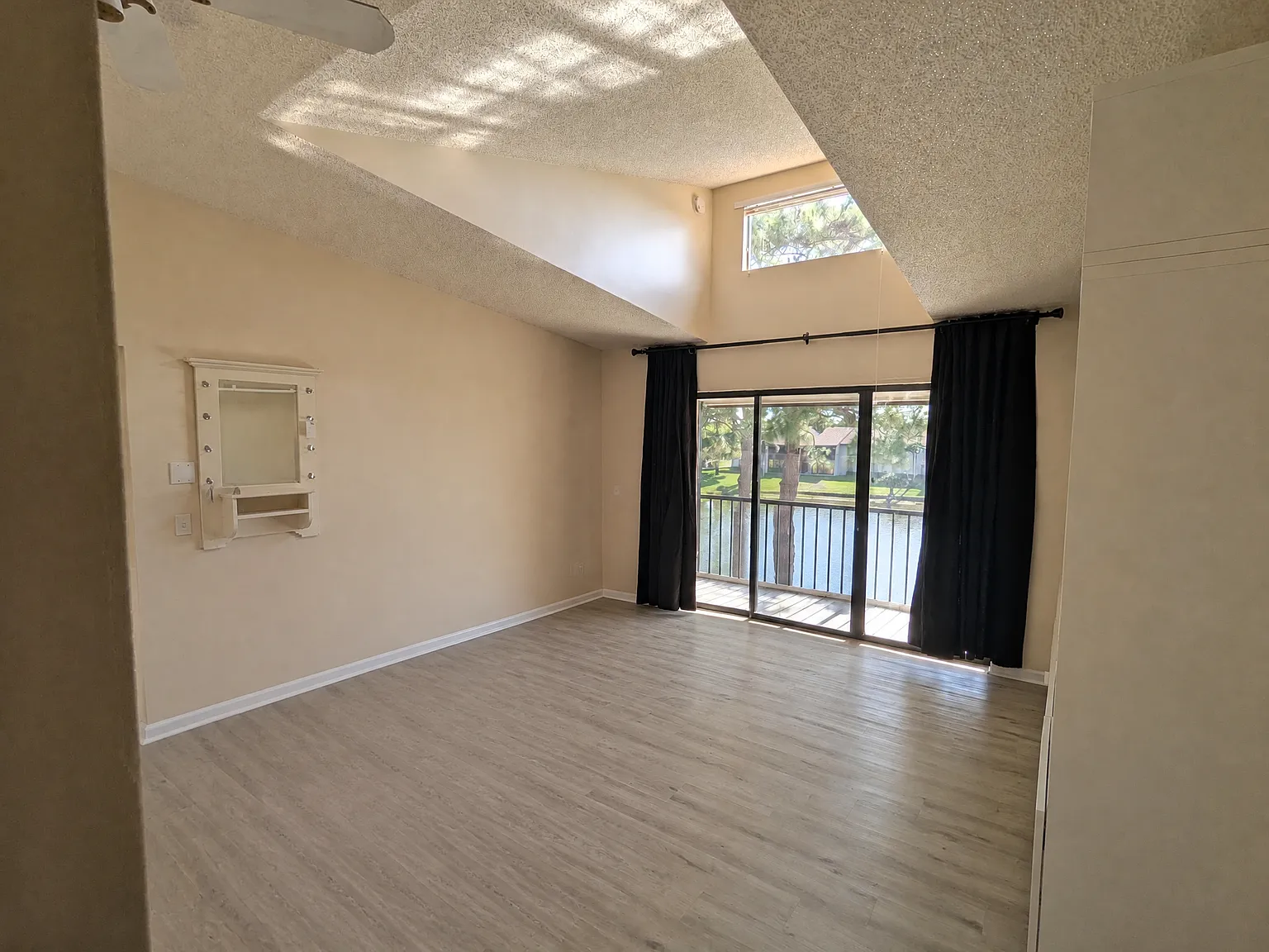 2 bed, 1005 sqft, $1,975 — Photo 2