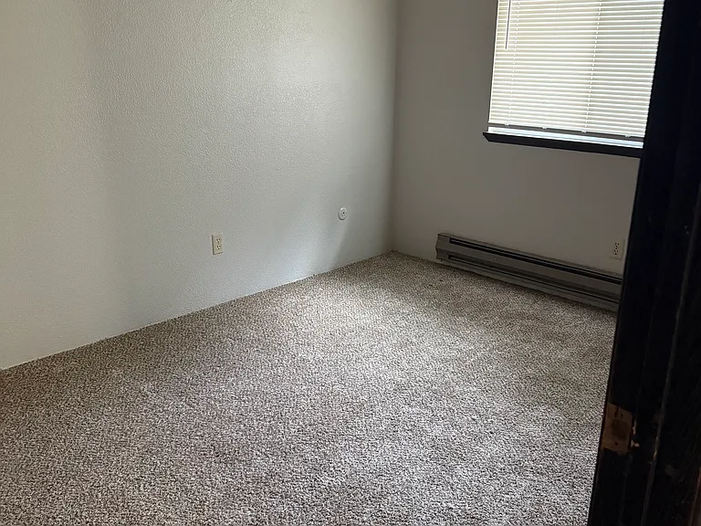 1560 S Oakland Ave — Photo 3