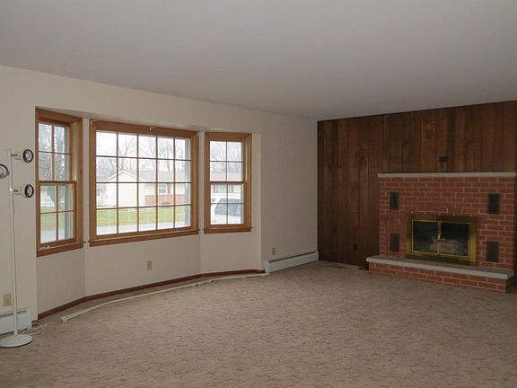 3rd image of 300 Sunset Dr