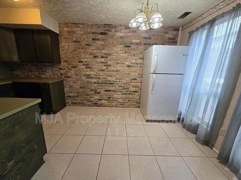 1165 Edgewood Dr #2 — Photo 4