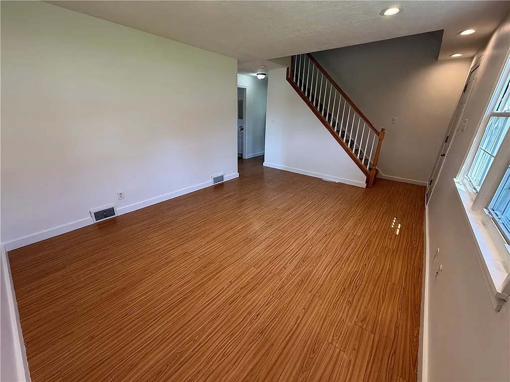 4 bed, 1.5 bath, $1,650 — Photo 4