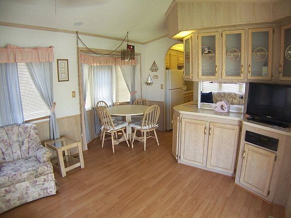 4th image of 836 W Oyster Dr