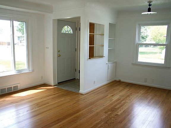 3rd image of 3722 Elmhurst Ave