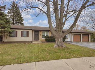 1217 Palm Dr, Wheeling, IL 60090