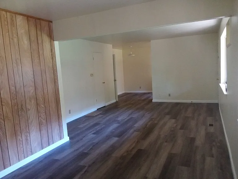 172-190 Racetrack St — Photo 2