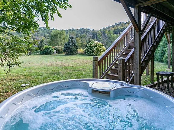 HOT TUB AVAILABLE IF WANTED