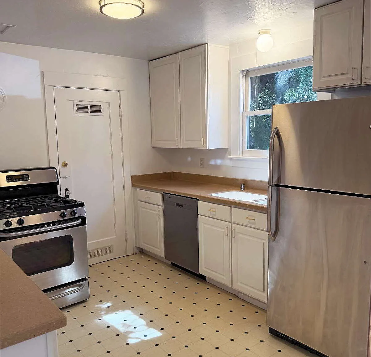 2 bed, 1.0 bath, $2,995 — Photo 3