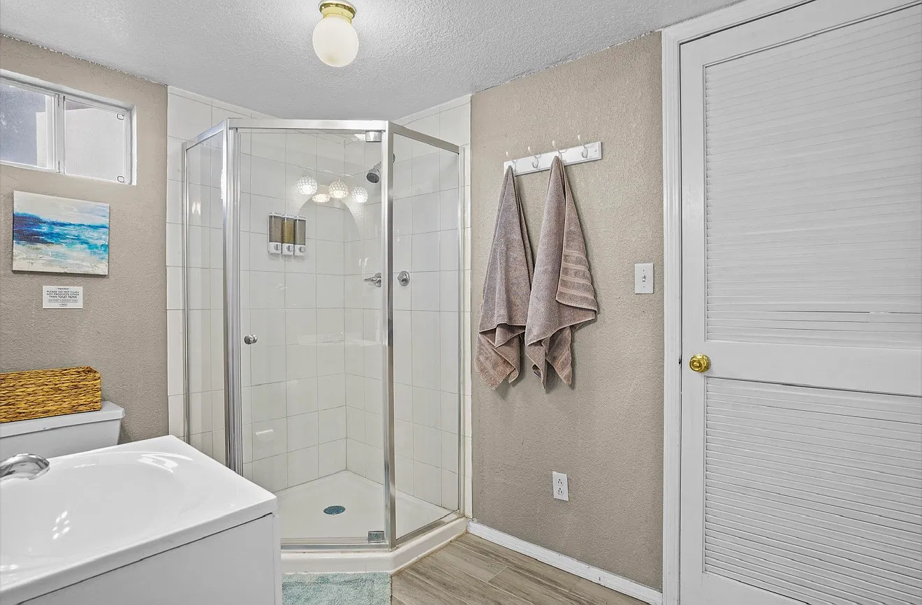 5 bed, 1976 sqft, $3,750 — Photo 4