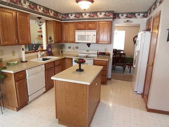 Spacious center island kitchen