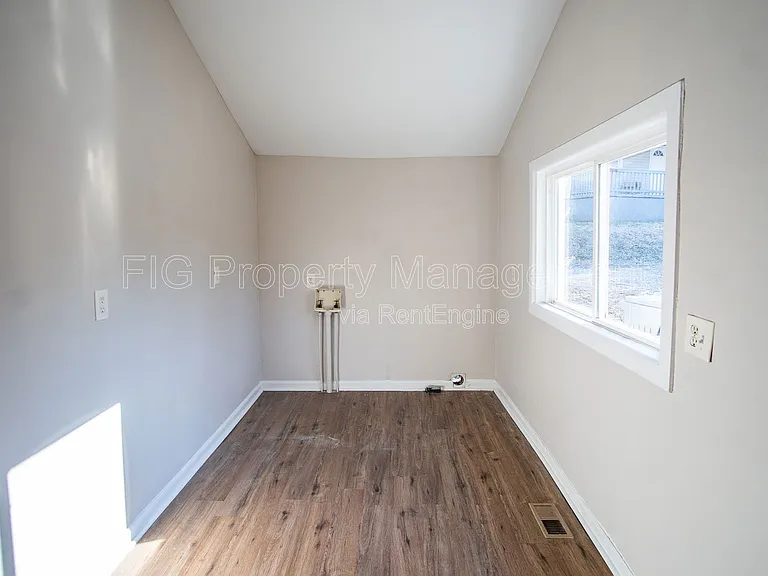 1138 Valley Dr — Photo 18