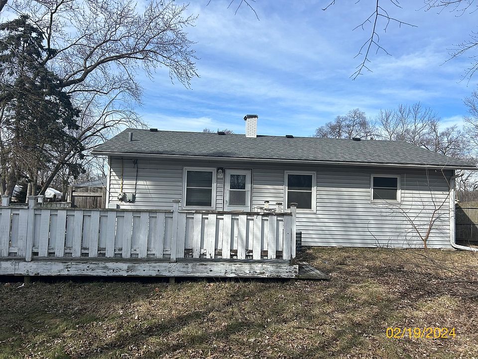 2nd image of 2403 Manor Ln