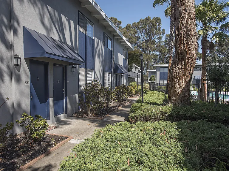 Monterey Townhouse — Photo 43