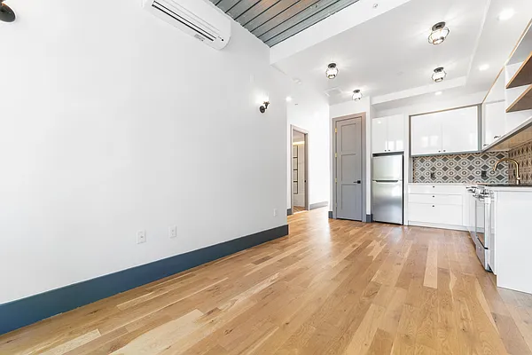 Living room, photo 2