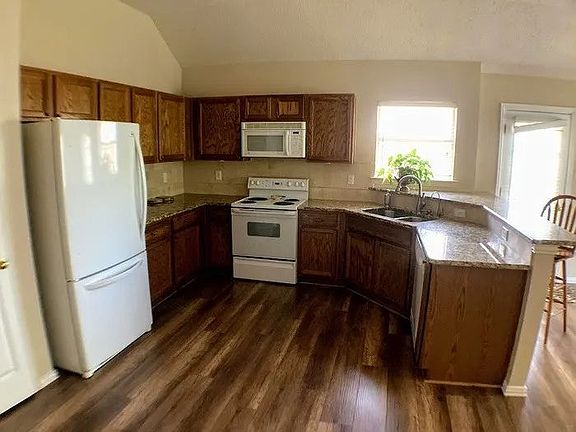 3rd image of 4806 Redwood Dr