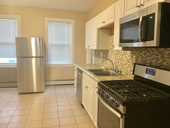 5th image of 104 Knight St #3R