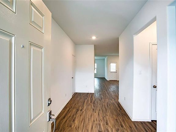 3rd image of 204 Coventry Dr