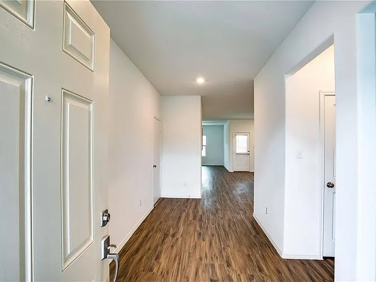 204 Coventry Dr — Photo 3