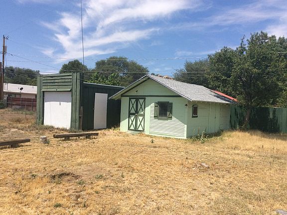 Workshop and garage. Will be newly painted beginning of August with Behr marquis designer color paint.