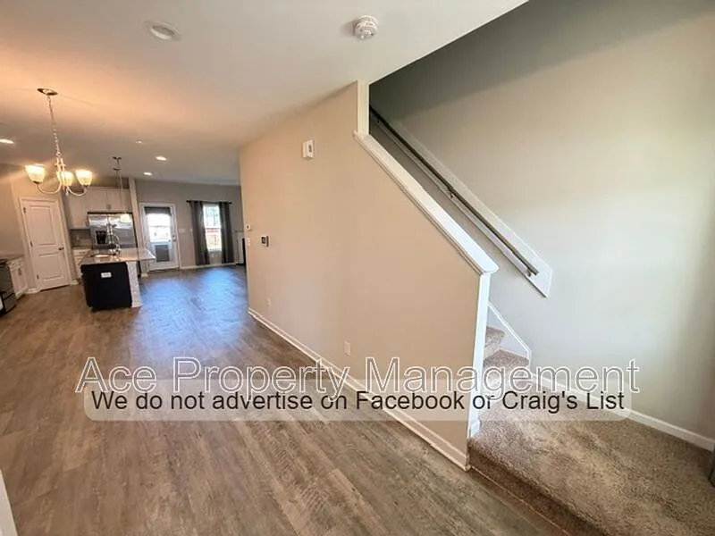 4 bed, 2.5 bath, 1942 sqft, $2,410 — Photo 2
