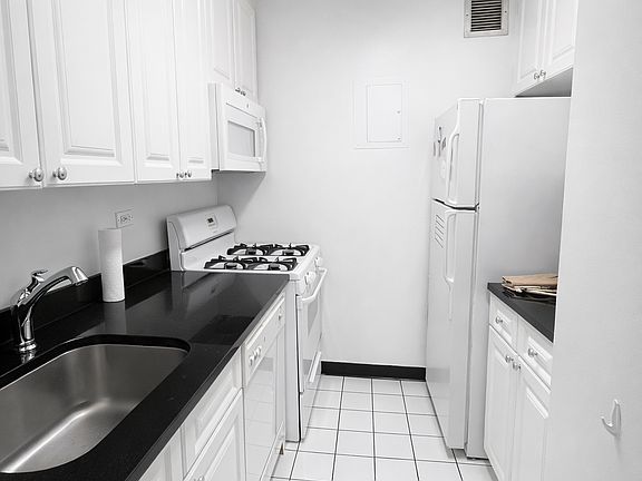 5th image of 230 W 55th St APT 17C