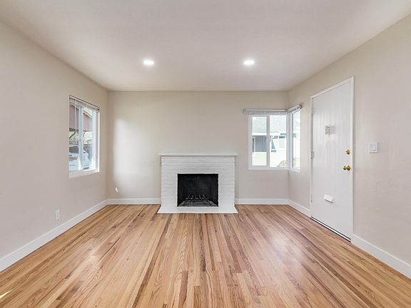 Living room w/fireplace