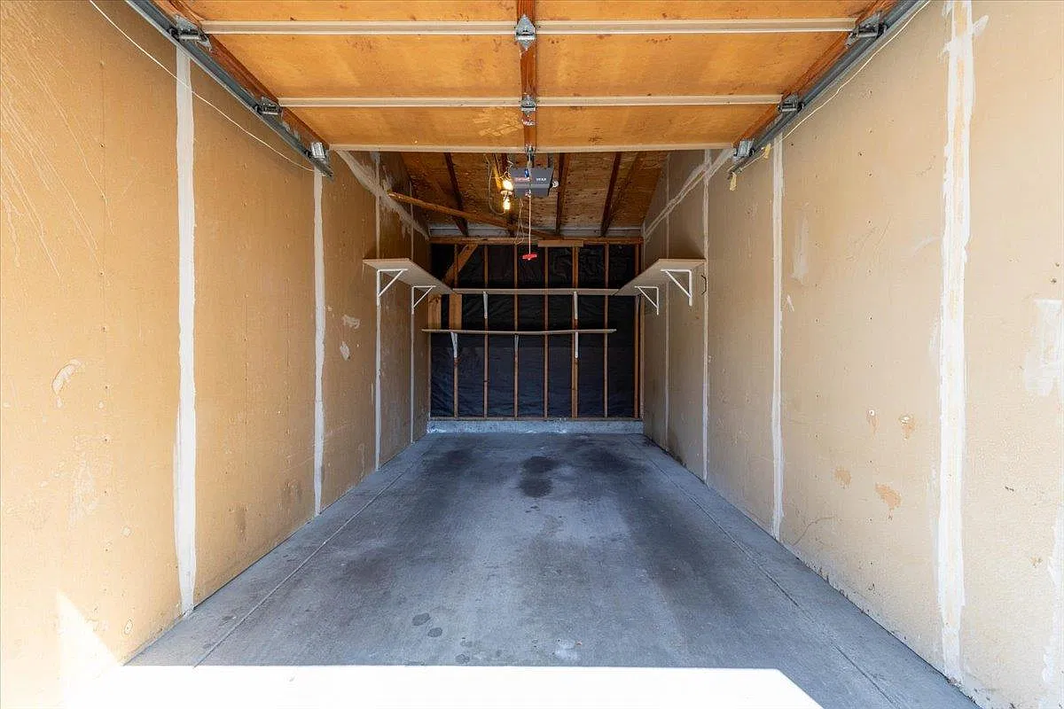 2 bed, 922 sqft, $3,050 — Photo 3
