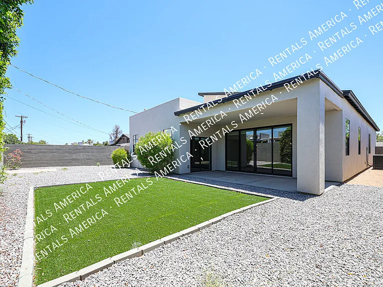 2418 E Amelia Ave — Photo 59
