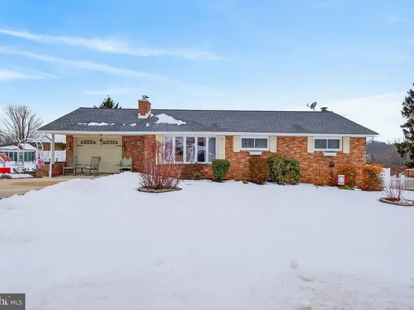 18 Woodland Dr, Jacobus, PA 17407