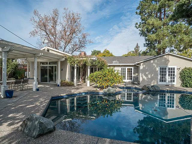 828 Lilac Way photo 1