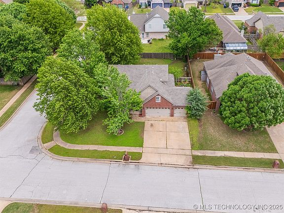 3rd image of 2433 S Tamarack Ave