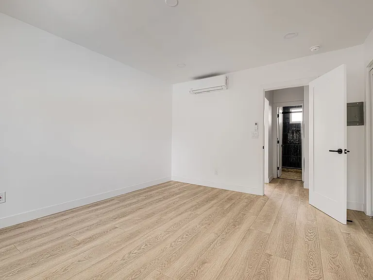 1210-1224 Felspar St — Photo 15