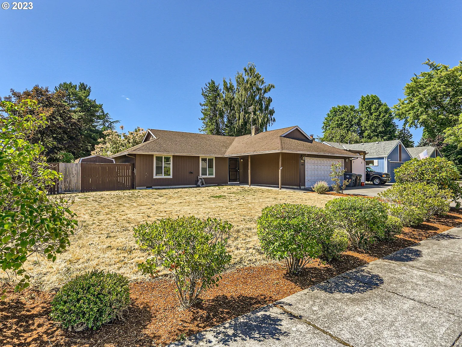 2066 NE Lilac St photo 1