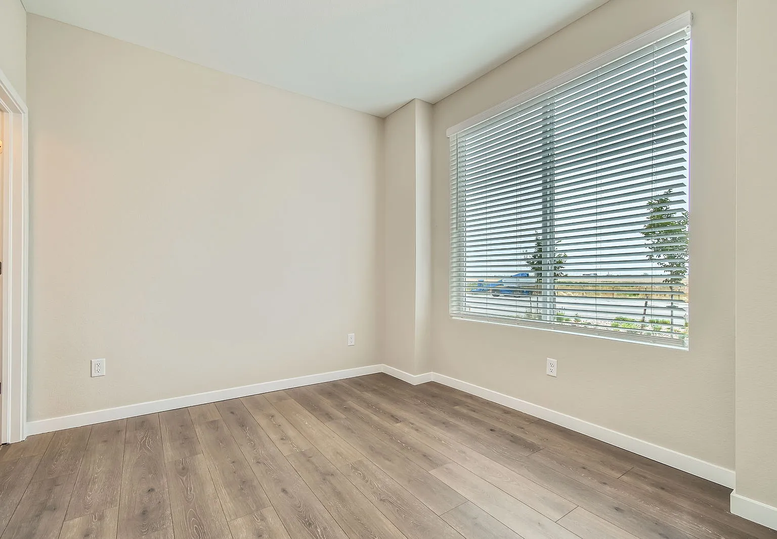 3 bed, 3.5 bath, 1667 sqft, $2,935 — Photo 2