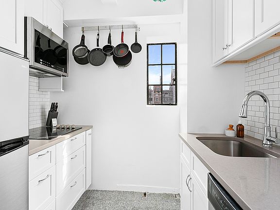 3rd image of 312 E 42nd St #2201
