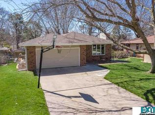 6301 Skylark Ln, Lincoln, NE 68516