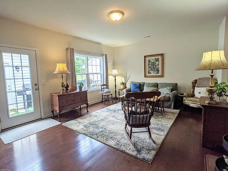 305 Phoenix Blvd NW — Photo 3