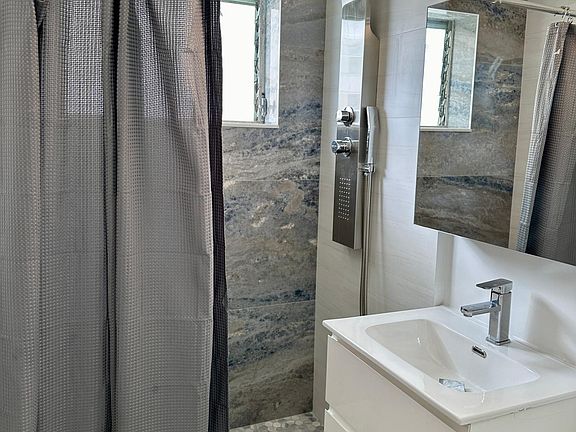 4th image of 1351 Euclid Ave APT 15