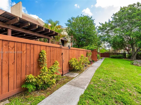 6724 SW 114th Pl APT E, Miami, FL 33173