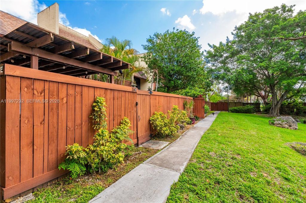 6724 SW 114th Pl APT E, Miami, FL 33173 townhouse