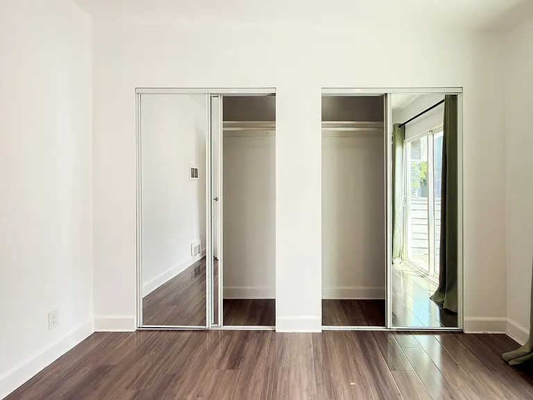 319 N Heliotrope Dr — Photo 13