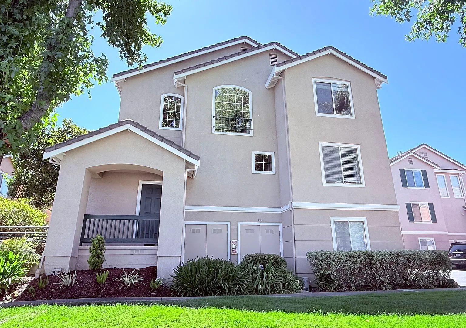 Bright and Airy 3BD/2.5BA Townhouse in Shadowhawk Community, Danville- Available NOW! — Photo 2