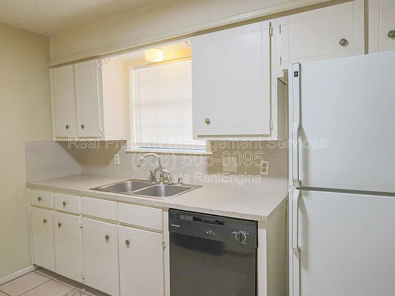 2912 Kirby Ave — Photo 3