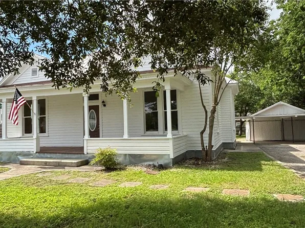 227 E College St, Seguin, TX 78155