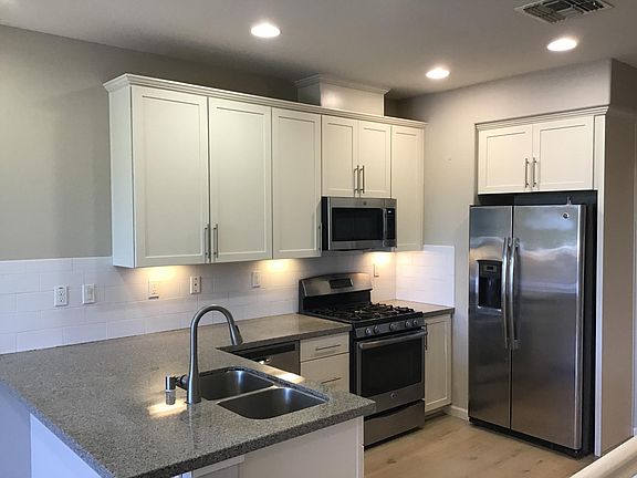 Kitchen, granite countertops, stainless steel appliances